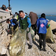 Retake, Greenpeace e Legambiente ripuliscono il lungomare di Bari