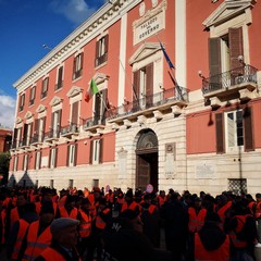 la protesta dei gilet arancioni