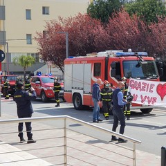 L'omaggio dei vigili del fuoco al personale sanitario del Policlinico