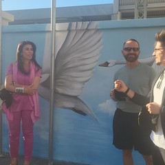 Inaugurato “Il Viaggiatore”: il murales che adorna il muro della stazione in via Capruzzi
