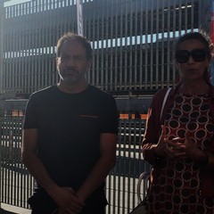 Inaugurato “Il Viaggiatore”: il murales che adorna il muro della stazione in via Capruzzi