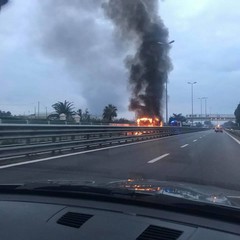 L'autobus in fiamme