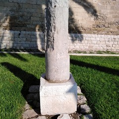 colonna romana in bilico sulle pietre
