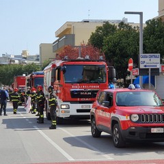 L'omaggio dei vigili del fuoco al personale sanitario del Policlinico