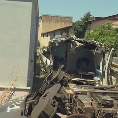 Le carcasse dei treni della Ferrotramviaria un anno dopo l'incidente