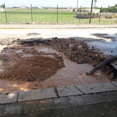 salta la condotta fognaria a japigia