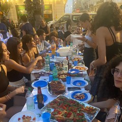 Cena di quartiere a Madonnella: musica, balli e tante risate