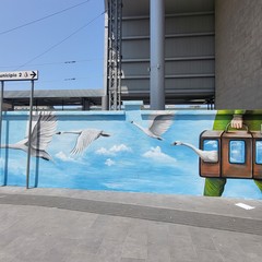 La stazione di Via Capruzzi si colora di arte con la raffigurazione di grandi cigni