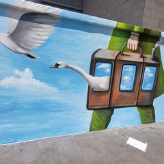 La stazione di Via Capruzzi si colora di arte con la raffigurazione di grandi cigni