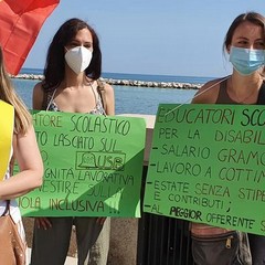 la protesta degli educatori a bari