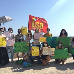 la protesta degli educatori a bari