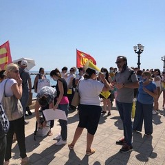 la protesta degli educatori a bari