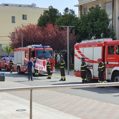 L'omaggio dei vigili del fuoco al personale sanitario del Policlinico