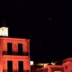 L'eclissi di luna nel cielo di Bari