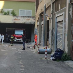 Esplosione in una autorimessa a Bari