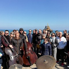 Il flash mob musicale per la nave Galesus