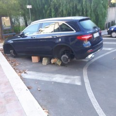 Auto saccheggiate in via D'Agostino