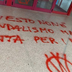 Le scritte No Vax al Marco Polo