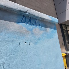 La stazione di Via Capruzzi si colora di arte con la raffigurazione di grandi cigni