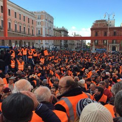 la protesta dei gilet arancioni