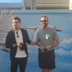 Inaugurato “Il Viaggiatore”: il murales che adorna il muro della stazione in via Capruzzi