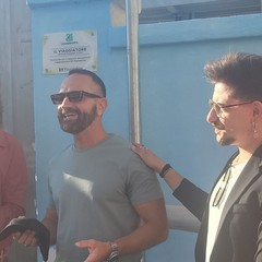Inaugurato “Il Viaggiatore”: il murales che adorna il muro della stazione in via Capruzzi