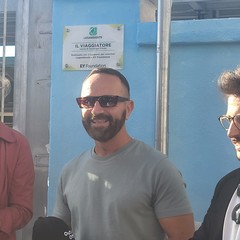Inaugurato “Il Viaggiatore”: il murales che adorna il muro della stazione in via Capruzzi