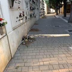 degrado cimitero di bari