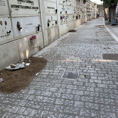 degrado cimitero di bari