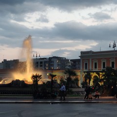 La fontana di piazza Moro illuminata d'oro