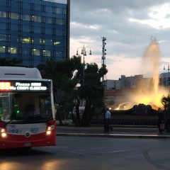 La fontana di piazza Moro illuminata d'oro