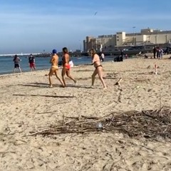 Gente a fare il bagno a Bari il 6 di febbraio