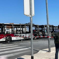 Il bus incendiato