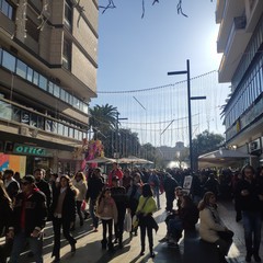 Folla in via Sparano per la Vigilia