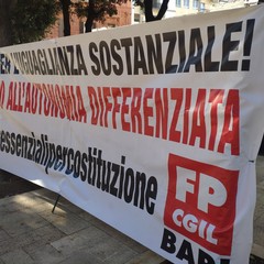 Lo sciopero in piazza a Bari