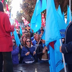 Lo sciopero in piazza a Bari