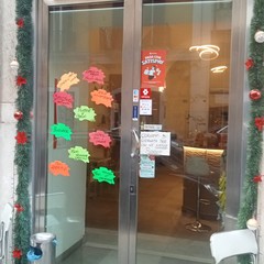 Il cartello sulla porta del bar