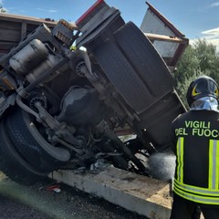 Il camion ribaltato