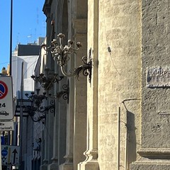 Cavi pendenti su via Crispi e piazza Garibaldi