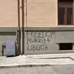 Le scritte durante la manifestazione