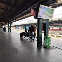 Pochi turisti in stazione deserta