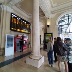Pochi turisti in stazione deserta