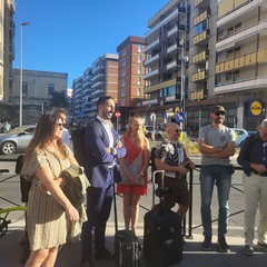 Inaugurato “Il Viaggiatore”: il murales che adorna il muro della stazione in via Capruzzi