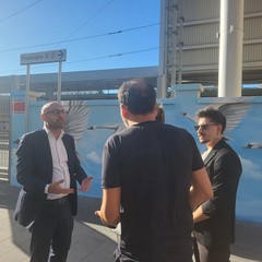 Inaugurato “Il Viaggiatore”: il murales che adorna il muro della stazione in via Capruzzi