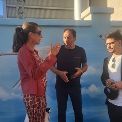 Inaugurato “Il Viaggiatore”: il murales che adorna il muro della stazione in via Capruzzi
