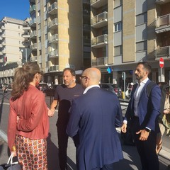 Inaugurato “Il Viaggiatore”: il murales che adorna il muro della stazione in via Capruzzi
