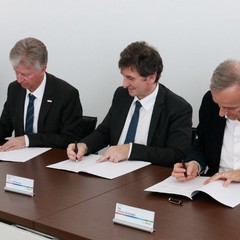 La firma sullaccordo triennale Da sx Martin Bogen Eugenio Di Sciascio Antonio Arvizzigno JPG