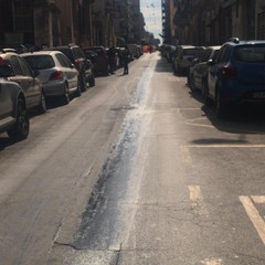 La scia di olio su via Benedetto Croce