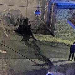 Le auto in fiamme a Gravina