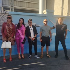 Inaugurato “Il Viaggiatore”: il murales che adorna il muro della stazione in via Capruzzi